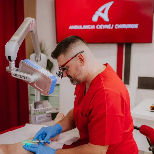 Lekár pri CLaCS ošetrení s laserovým prístrojom