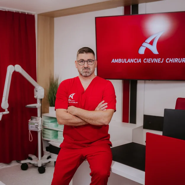 Lekár pri medicínskom prístroji na pracovisku AdNa