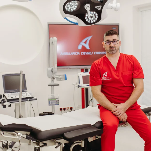 Lekár v zákrokovej miestnosti AdNa s medicínskou technikou