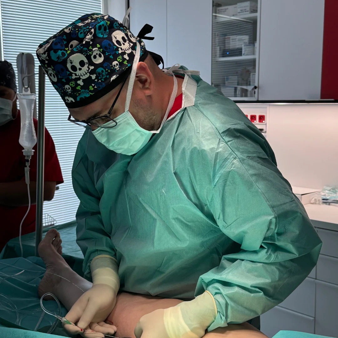 Lekár počas operačného výkonu na pracovisku AdNa